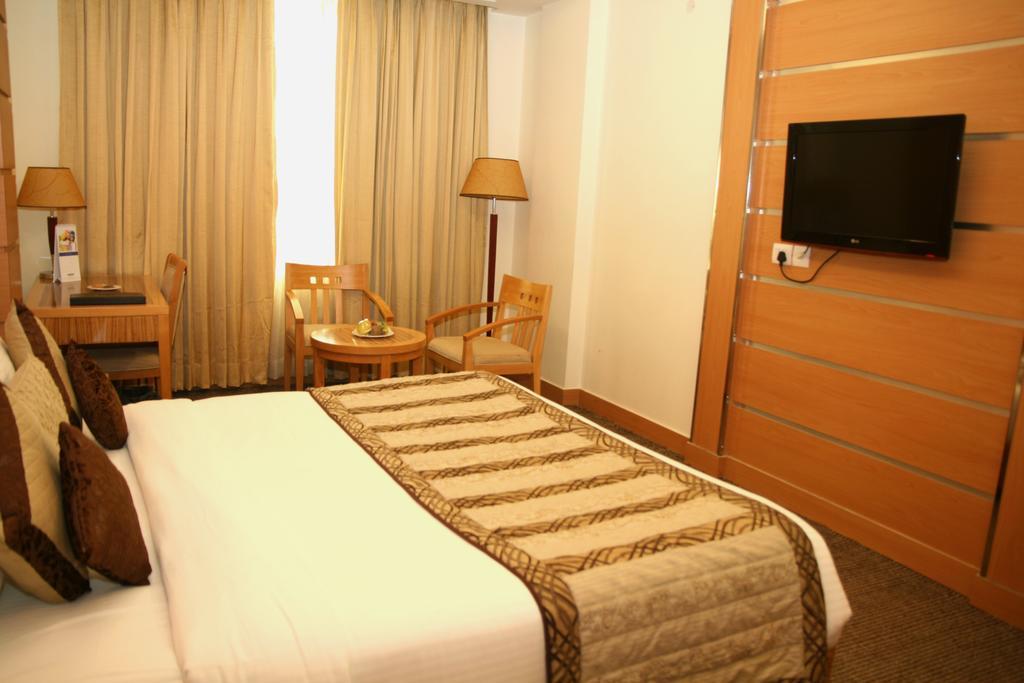 Hotel Saffron Kiran Noida Luaran gambar