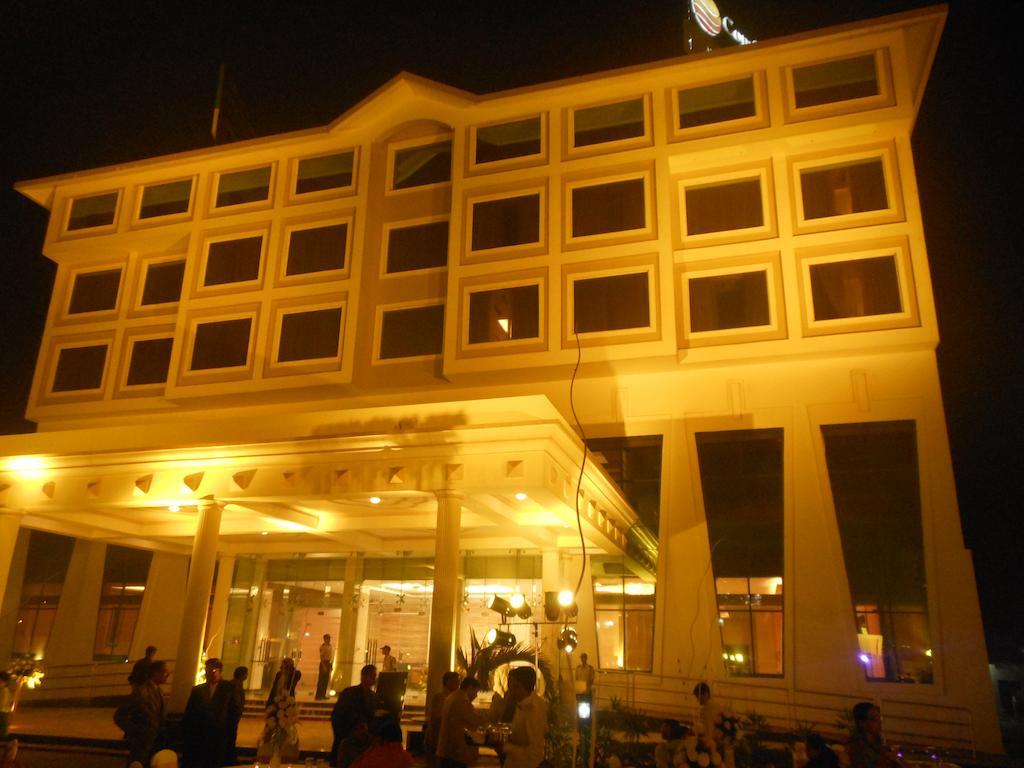 Hotel Saffron Kiran Noida Luaran gambar