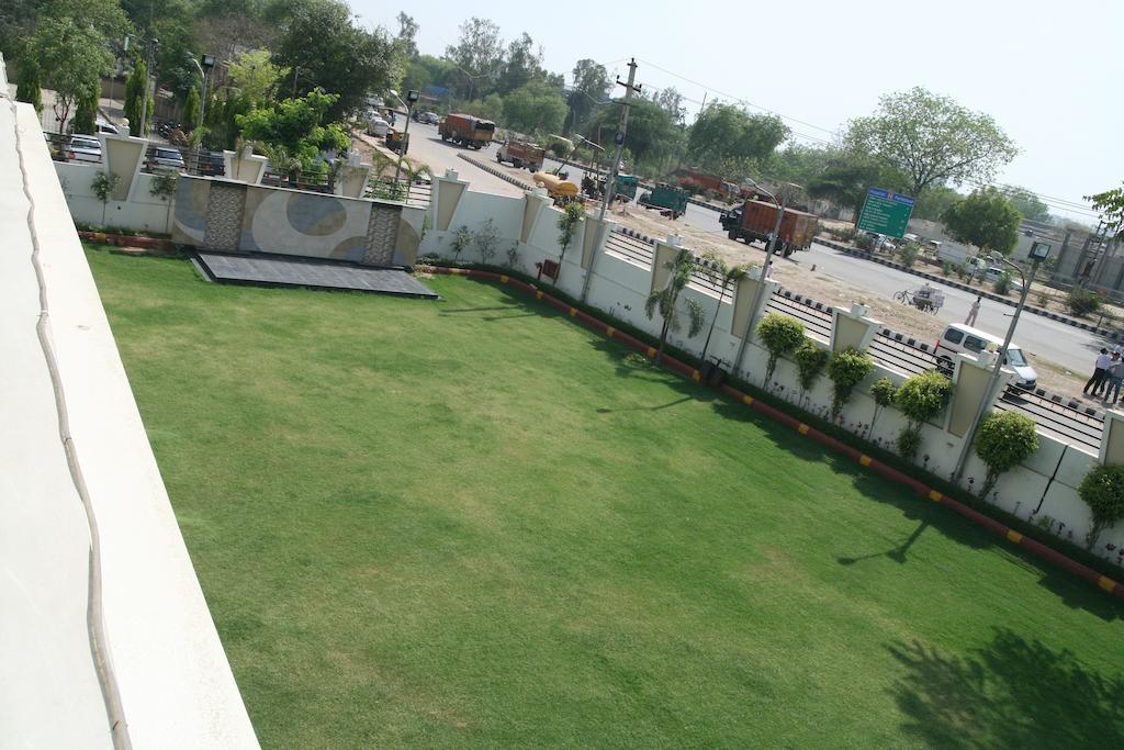 Hotel Saffron Kiran Noida Luaran gambar