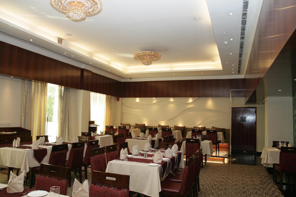 Hotel Saffron Kiran Noida Luaran gambar