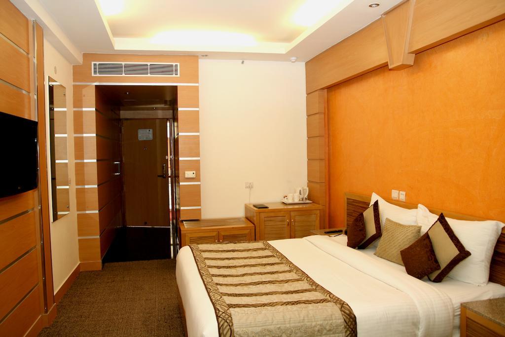 Hotel Saffron Kiran Noida Luaran gambar