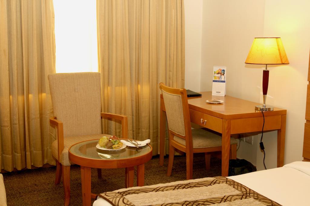 Hotel Saffron Kiran Noida Luaran gambar
