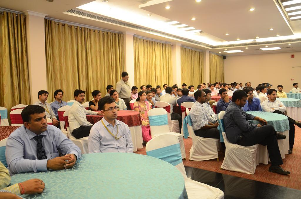 Hotel Saffron Kiran Noida Luaran gambar