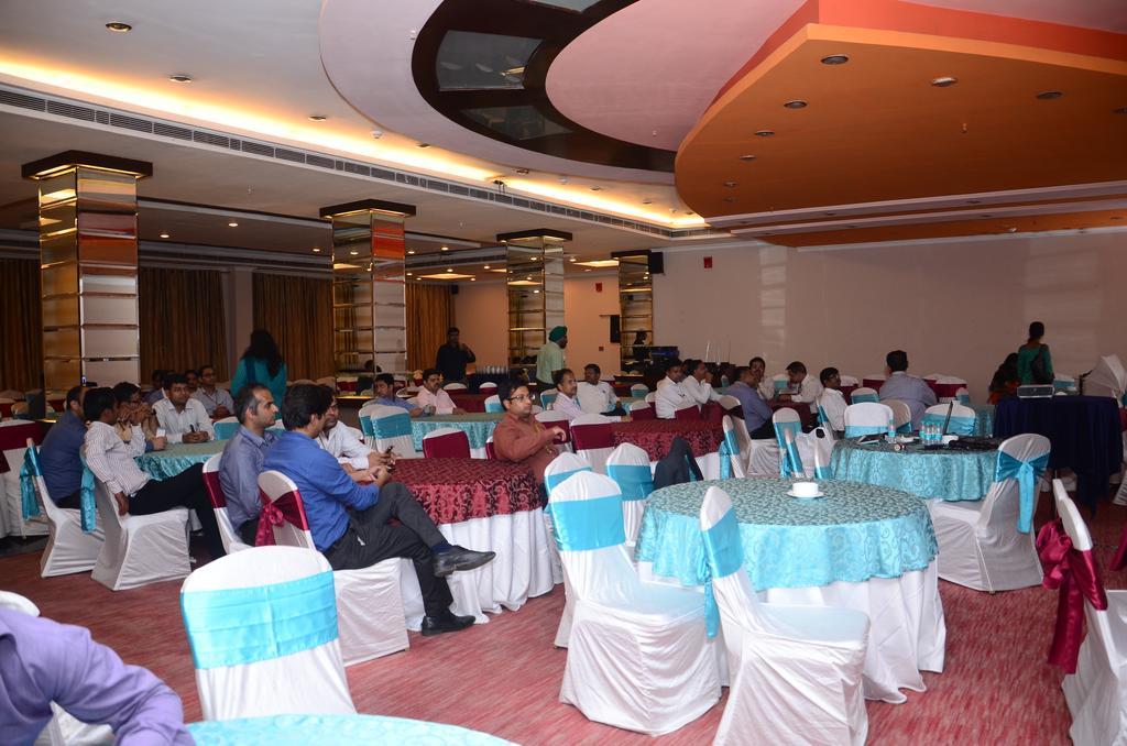 Hotel Saffron Kiran Noida Luaran gambar