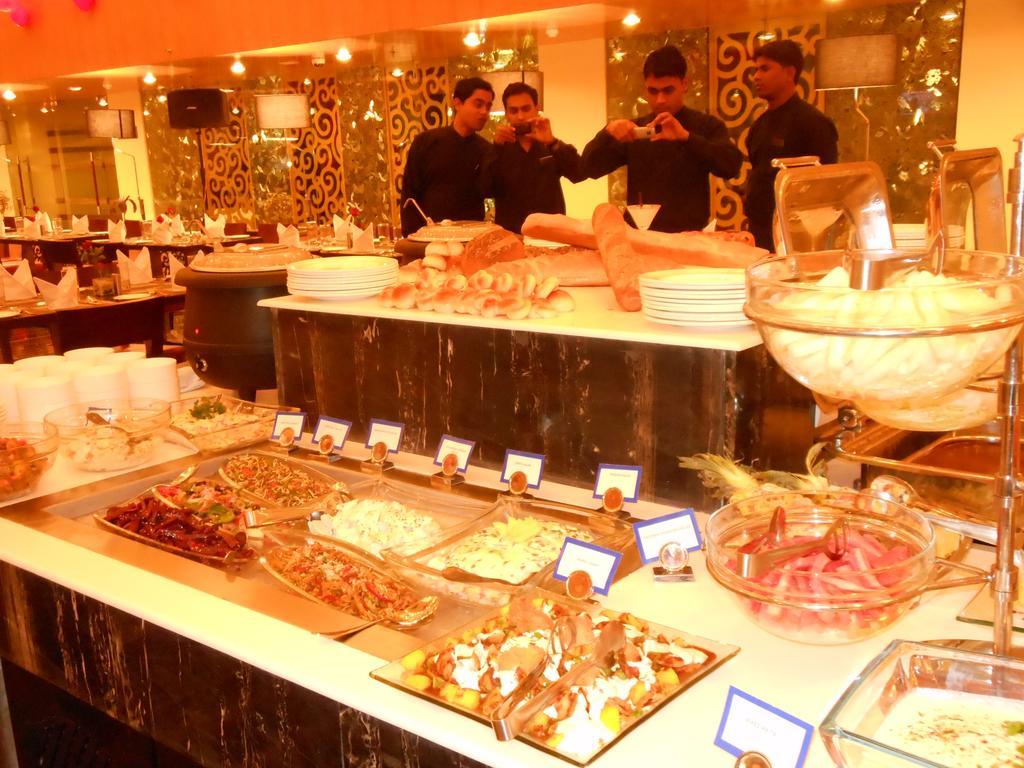 Hotel Saffron Kiran Noida Luaran gambar